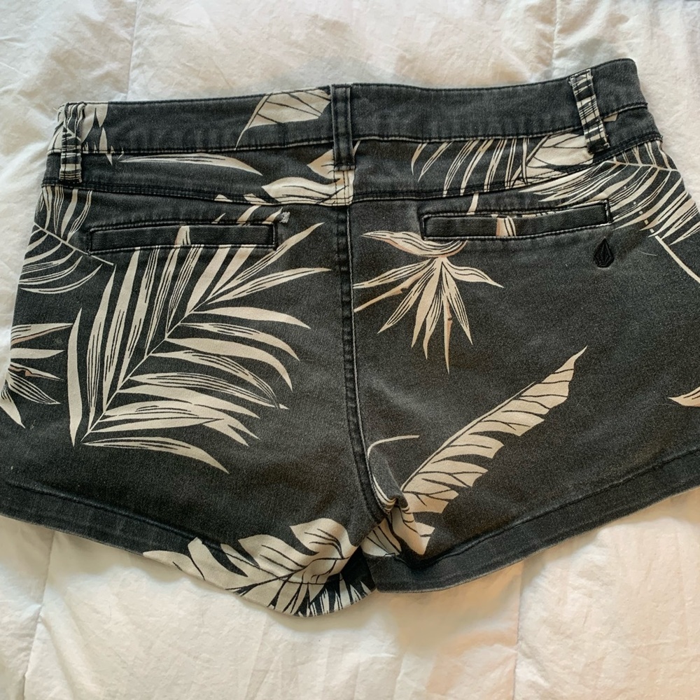 Volcom shorts - Picture 3 of 4